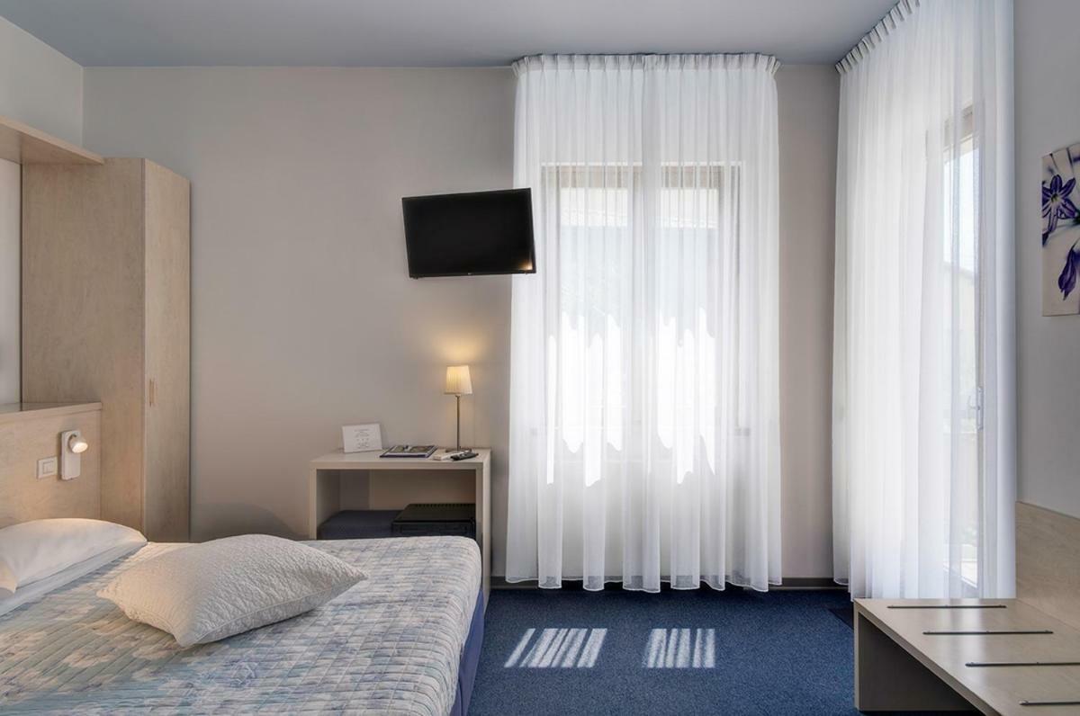 Hotel Erika マルチェージネ エクステリア 写真